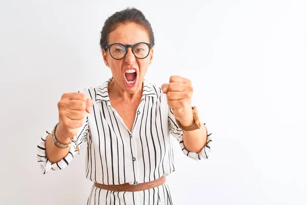 Middelbare Leeftijd Zakenvrouw Dragen Gestreepte Jurk Bril Geïsoleerde Witte Achtergrond — Stockfoto