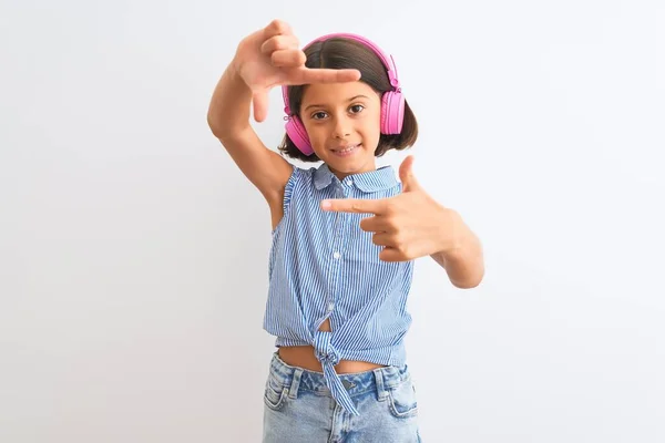 Bella Bambina Che Ascolta Musica Utilizzando Cuffie Sfondo Bianco Isolato — Foto Stock