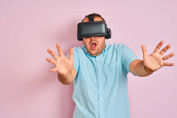 Joven Hombre Tamaño Grande Jugando Juego Realidad Virtual Con Gafas —  Fotos de Stock