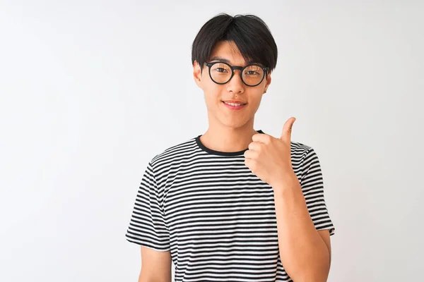 Chinesischer Mann Mit Brille Und Marinestreifem Shirt Der Vor Isoliertem — Stockfoto