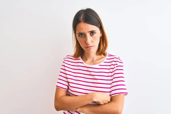 Mulher Ruiva Bonita Vestindo Casual Listrado Camiseta Rosa Sobre Fundo — Fotografia de Stock