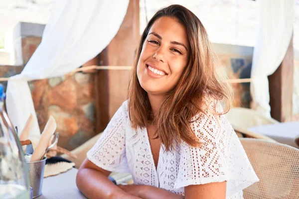 Joven Hermosa Mujer Sentada Restaurante Disfrutando Vacaciones Verano —  Fotos de Stock