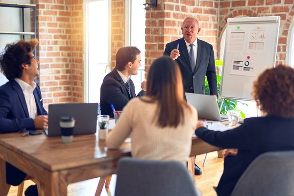 Grupo Trabajadores Negocios Sonriendo Felices Confiados Una Reunión Trabajando Juntos — Foto de Stock