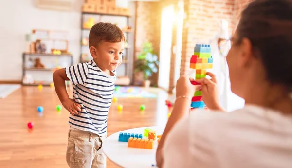 Schöne Lehrerin Und Kleinkind Spielen Mit Bauklötzen Bauturm Kindergarten — Stockfoto