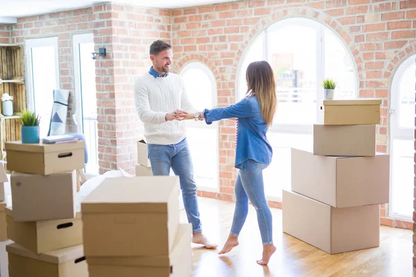 Joven Hermosa Pareja Bailando Nuevo Hogar Alrededor Cajas Cartón — Foto de Stock