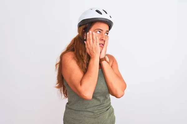 Reife Radfahrerin Mittleren Alters Trägt Schutzhelm Über Isolierten Hintergrund Müde — Stockfoto