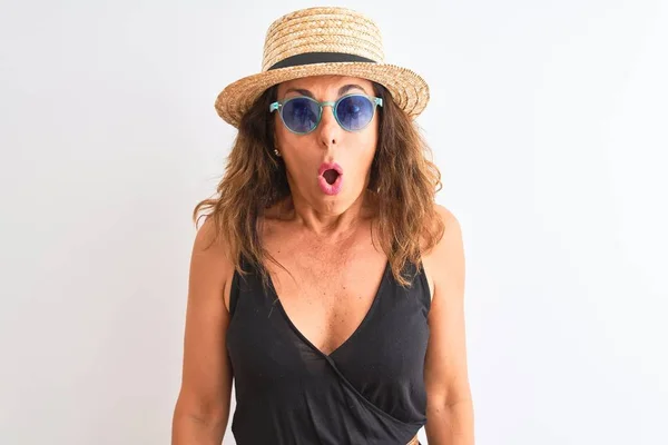 Mulher Meia Idade Vestindo Preto Shirt Óculos Sol Chapéu Sobre — Fotografia de Stock