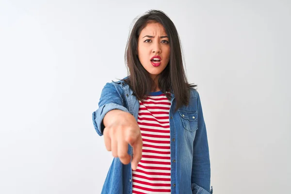 Joven Mujer China Con Camiseta Rayas Camisa Mezclilla Sobre Fondo — Foto de Stock