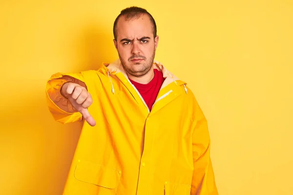 Giovane Uomo Che Indossa Cappotto Antipioggia Piedi Sfondo Giallo Isolato — Foto Stock