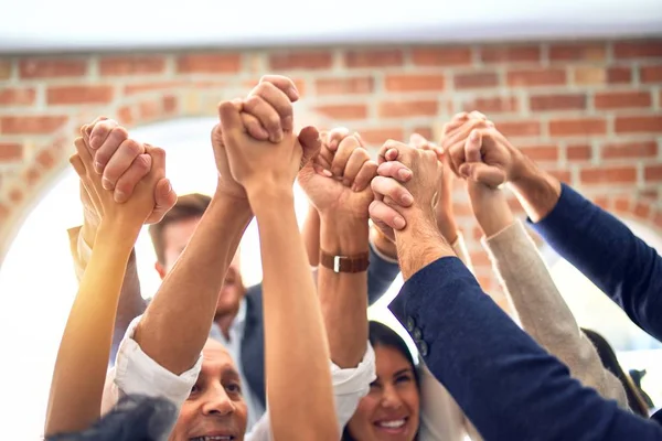 Grupo Trabajadores Negocios Sonriendo Felices Pie Con Los Puños Oficina —  Fotos de Stock