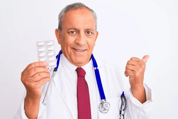 Senior Doctor Hombre Usando Estetoscopio Celebración Píldoras Sobre Aislado Blanco —  Fotos de Stock