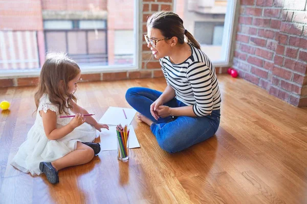 Beautiful Teacher Woman Toddler Drawing Using Paper Pencils Lots Toys — Stock Photo, Image