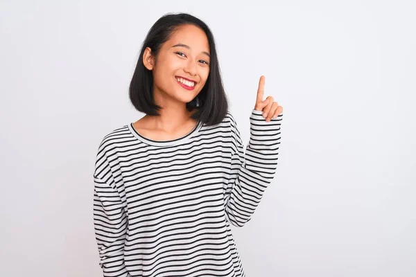 Joven Mujer China Con Camiseta Rayas Pie Sobre Fondo Blanco — Foto de Stock