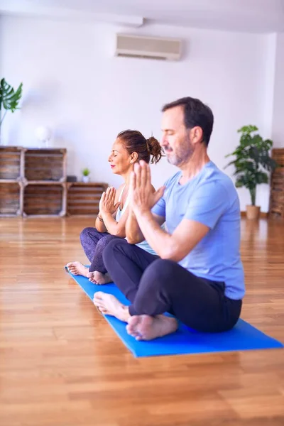 Middelbare Leeftijd Mooi Sportief Paar Zitten Mat Beoefenen Yoga Doen — Stockfoto