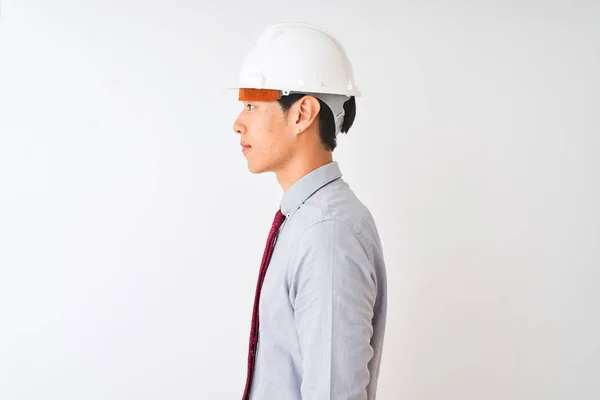Chiński Architekt Noszący Krawat Kask Stojący Nad Odizolowanym Białym Tłem — Zdjęcie stockowe
