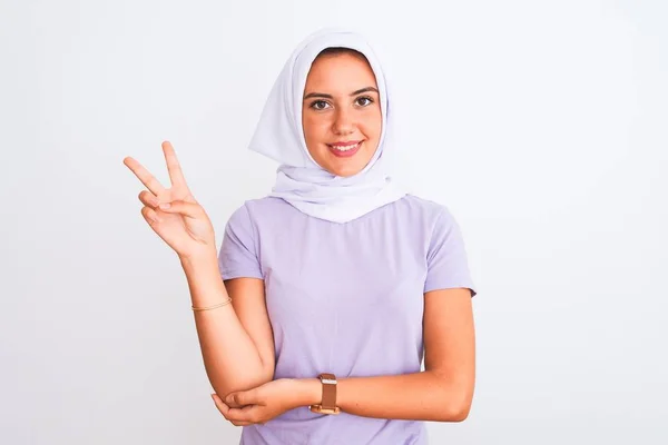 Junges Schönes Arabisches Mädchen Hijab Das Vor Isoliertem Weißem Hintergrund — Stockfoto