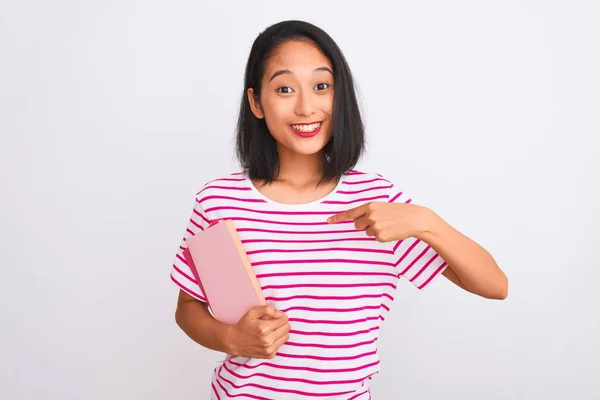 Jeune Belle Femme Chinoise Tenant Des Livres Debout Sur Fond — Photo