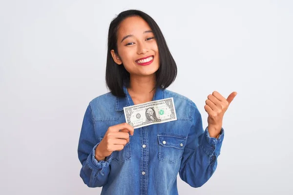 Jovem Mulher Chinesa Bonita Segurando Dólar Sobre Fundo Branco Isolado — Fotografia de Stock