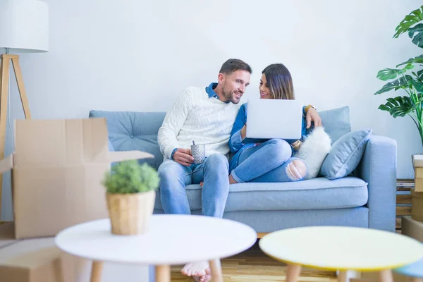 Junges Schönes Paar Sitzt Auf Dem Sofa Und Trinkt Tasse — Stockfoto