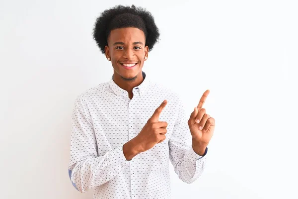 Joven Hombre Afroamericano Vistiendo Elegante Camisa Pie Sobre Fondo Blanco — Foto de Stock