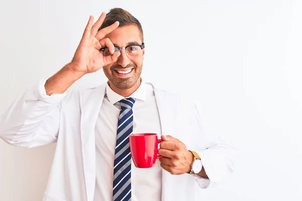 Jovem Terapeuta Bonito Homem Bebendo Café Sobre Fundo Isolado Com — Fotografia de Stock