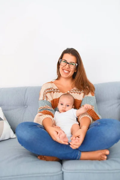 Genç Güzel Bir Kadın Bebeği Evdeki Kanepede Yeni Doğan Anne — Stok fotoğraf