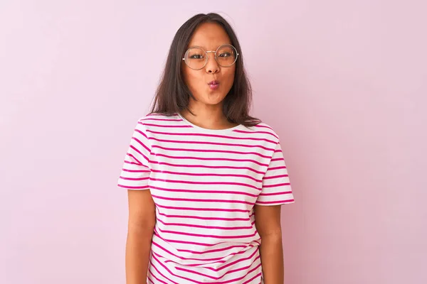 Mujer Joven China Con Camiseta Rayas Gafas Sobre Fondo Rosa — Foto de Stock