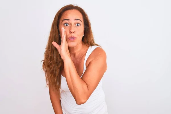 Mulher Madura Meia Idade Sobre Branco Isolado Fundo Mão Boca — Fotografia de Stock