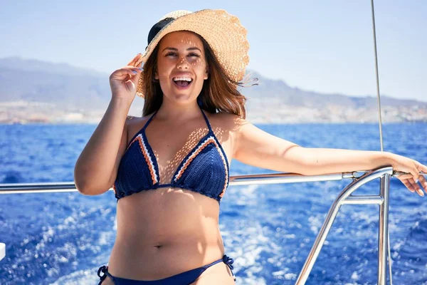 Joven Hermosa Mujer Sonriendo Feliz Navegando Barco Día Soleado Vacaciones —  Fotos de Stock