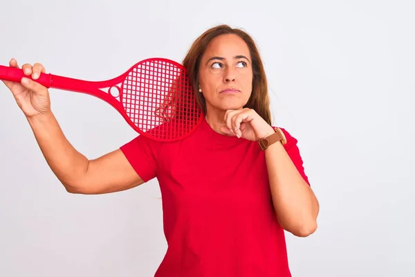 Middelbare Leeftijd Volwassen Vrouw Houden Rood Tennis Racket Geïsoleerde Achtergrond — Stockfoto