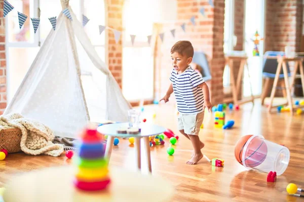 Schöner Kleinkind Junge Spielt Kindergarten Mit Basketballball Und Plastikkorb — Stockfoto
