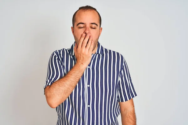 Hombre Joven Con Camisa Rayas Azules Pie Sobre Fondo Blanco — Foto de Stock