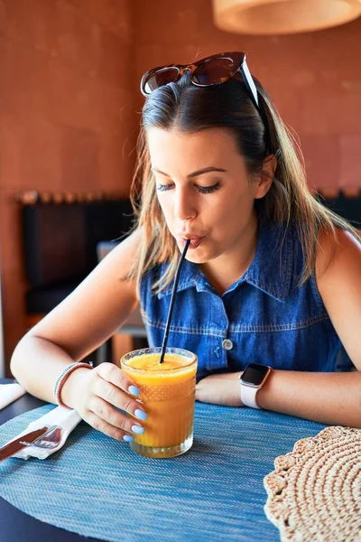 Jovem Bela Mulher Sentada Restaurante Desfrutando Férias Verão Bebendo Smoothie — Fotografia de Stock