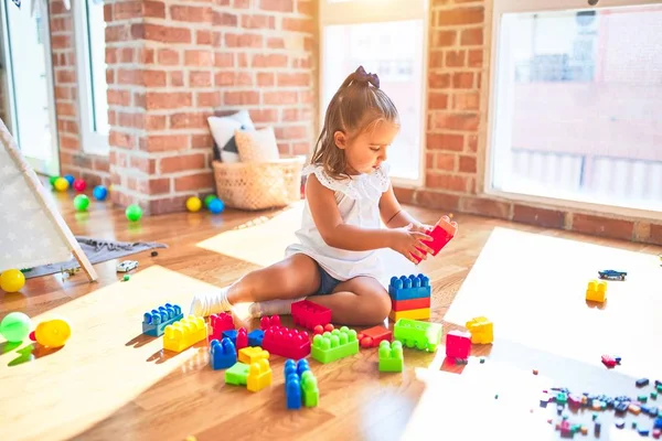 Genç Güzel Sarışın Kız Anaokulunda Oyuncaklarla Oyun Oynuyor Gülümsüyor Evde — Stok fotoğraf
