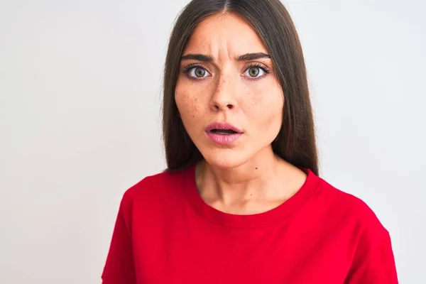 Ung Vacker Kvinna Bär Röd Casual Shirt Stående Över Isolerad — Stockfoto