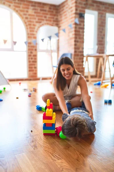 Junge Schöne Lehrerin Und Kleinkind Spielen Kindergarten Mit Bauklötzen — Stockfoto