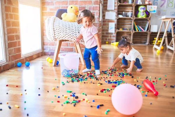 Entzückende Kleinkinder Spielen Kindergarten Mit Bauklötzen — Stockfoto