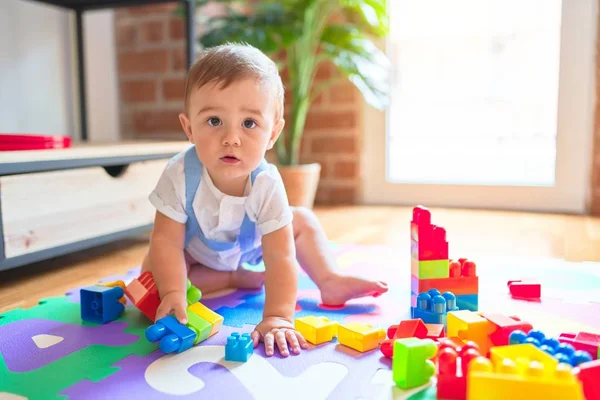 Linda Criança Sentada Tapete Quebra Cabeça Brincando Com Blocos Construção — Fotografia de Stock