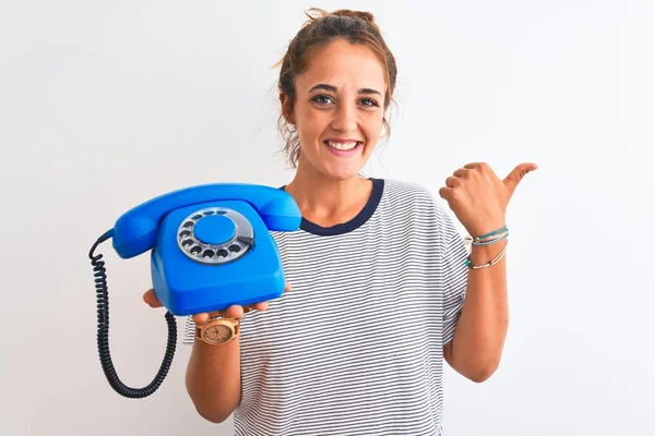 Ung Rödhårig Kvinna Som Håller Klassisk Retro Telefon Över Isolerad — Stockfoto