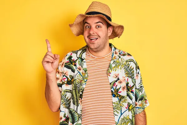 Hombre Joven Vacaciones Con Camisa Verano Sombrero Sobre Fondo Amarillo —  Fotos de Stock