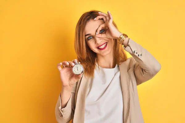 Roodharige Blanke Vrouw Die Stopwatch Geel Geïsoleerde Achtergrond Met Gelukkig — Stockfoto