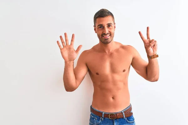 Joven Hombre Guapo Sin Camisa Mostrando Cuerpo Musculoso Sobre Fondo —  Fotos de Stock