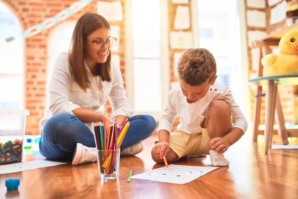 Bella Insegnante Bambino Disegno Utilizzando Matite Carta Intorno Sacco Giocattoli — Foto Stock