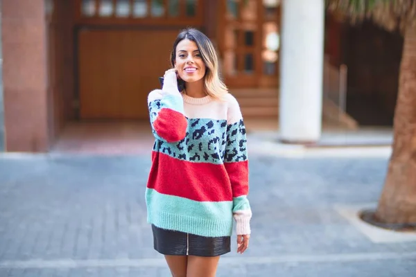 Giovane Bella Donna Sorridente Felice Fiducioso Piedi Passeggiando Città — Foto Stock