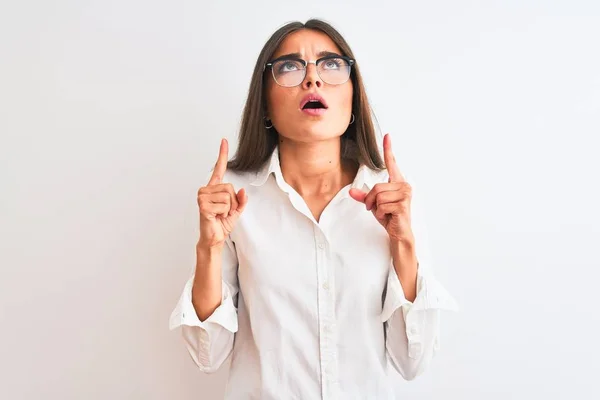 Young Beautiful Businesswoman Wearing Glasses Standing Isolated White Background Amazed — 스톡 사진