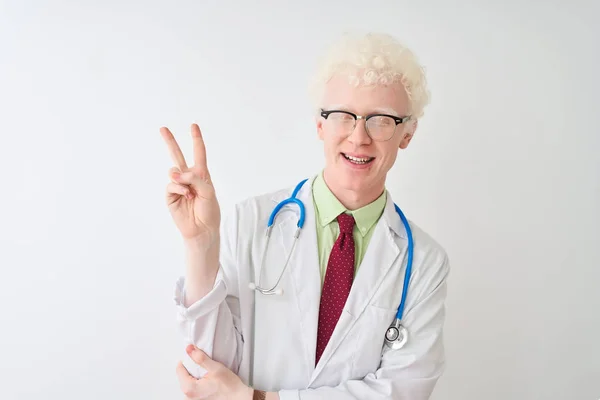 Junger Albino Arzt Mit Stethoskop Vor Isoliertem Weißem Hintergrund Lächelnd — Stockfoto