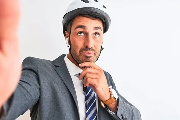 Jovem Homem Negócios Bonito Usando Capacete Bicicleta Tomando Uma Selfie — Fotografia de Stock