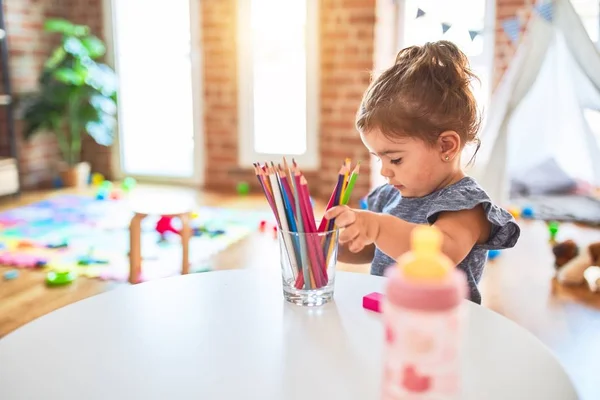 Prachtige Peuter Staand Met Gekleurde Potloden Kleuterschool — Stockfoto