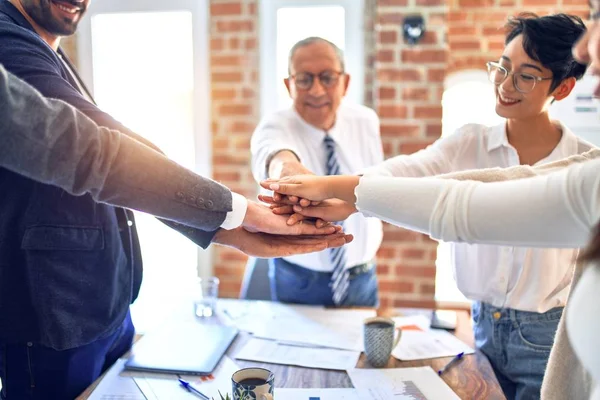 Grupo Trabajadores Negocios Pie Con Las Manos Juntas Oficina — Foto de Stock