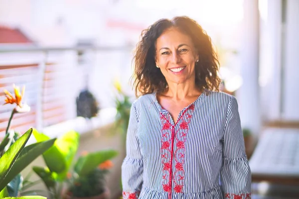 Mujer Hermosa Mediana Edad Sonriendo Feliz Confiado Pie Con Una —  Fotos de Stock